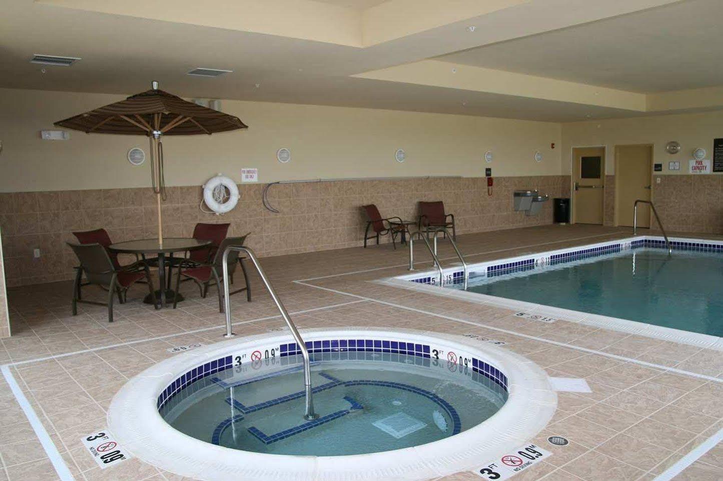Hampton Inn Fairmont Luaran gambar