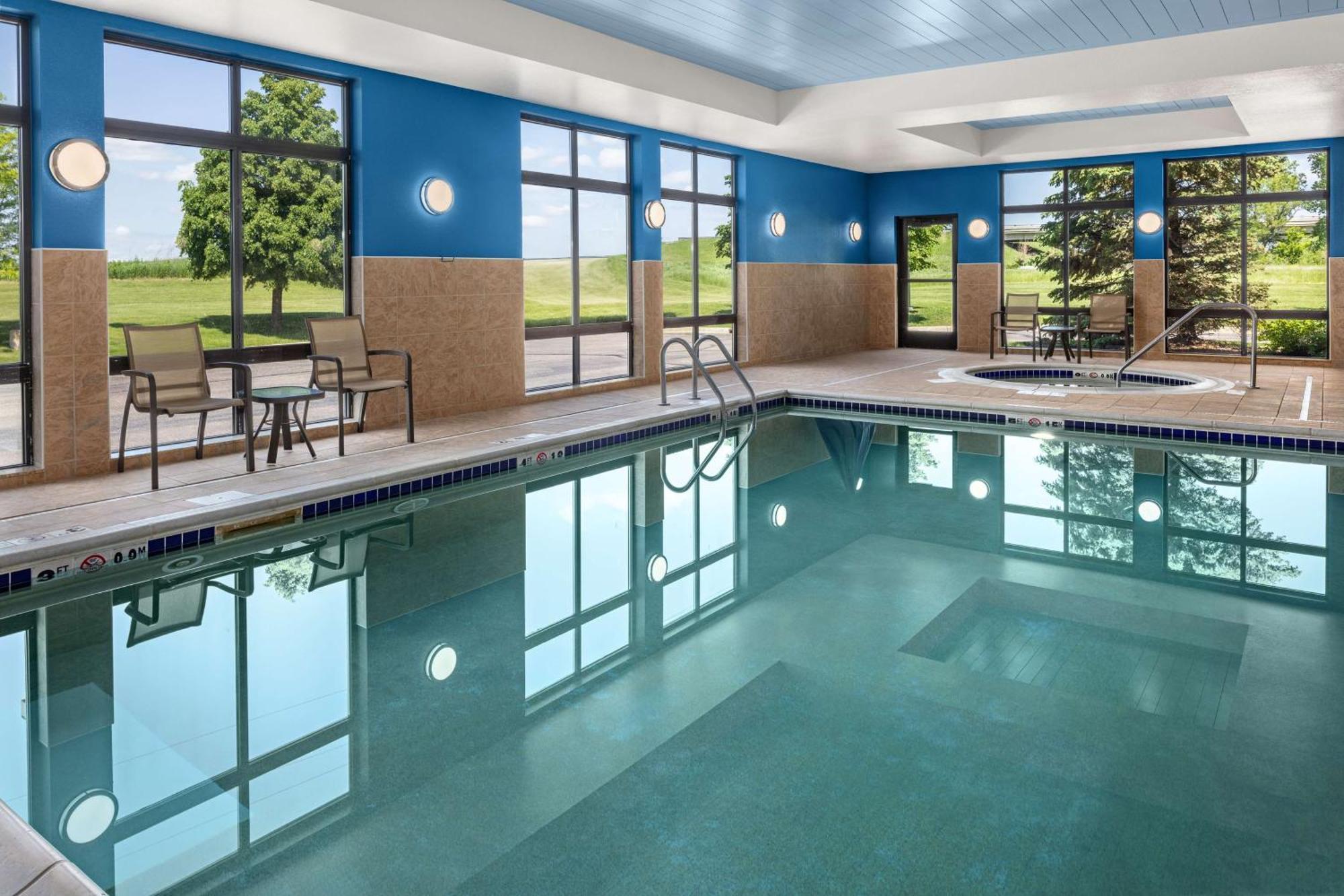 Hampton Inn Fairmont Luaran gambar