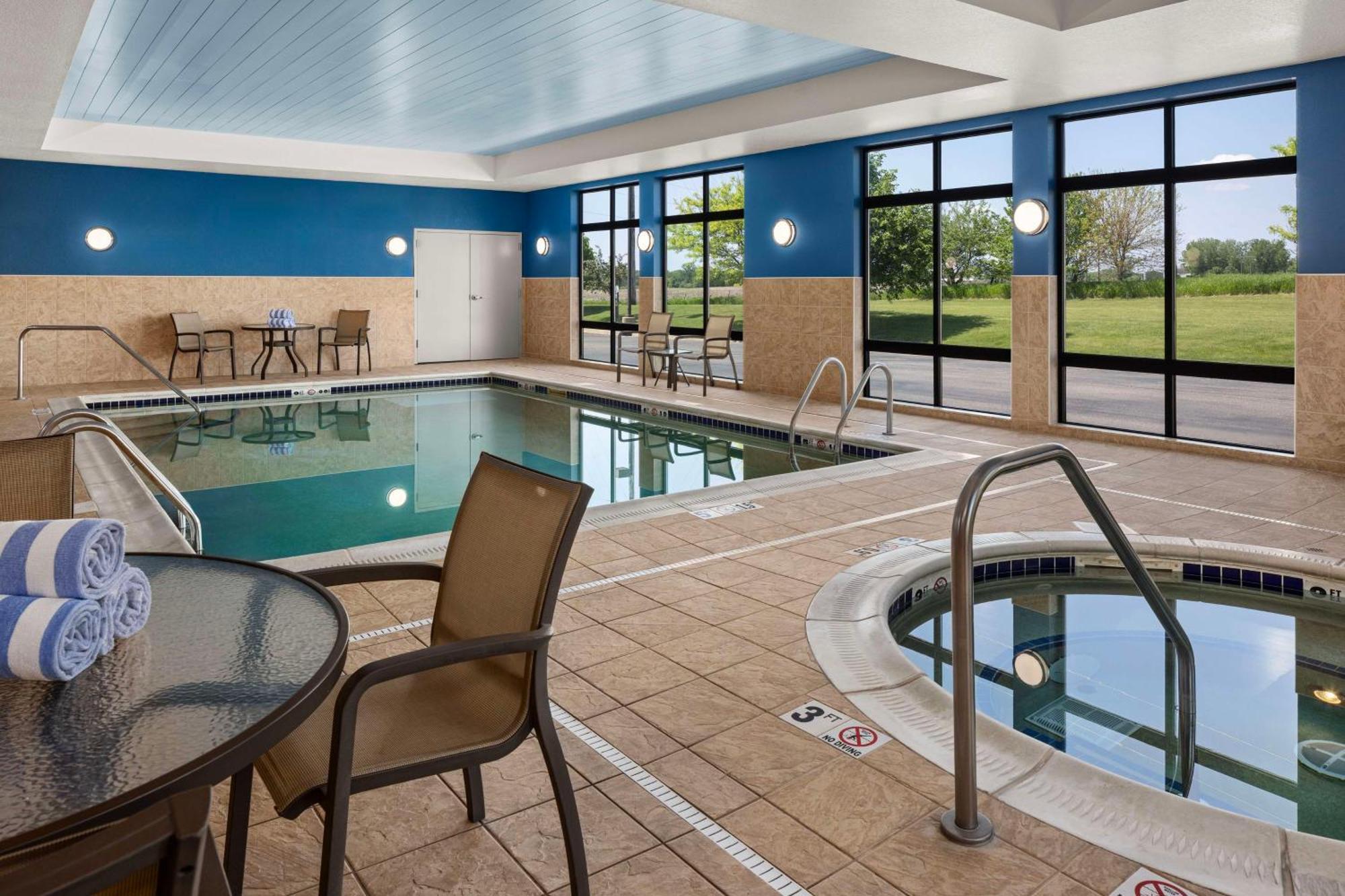 Hampton Inn Fairmont Luaran gambar
