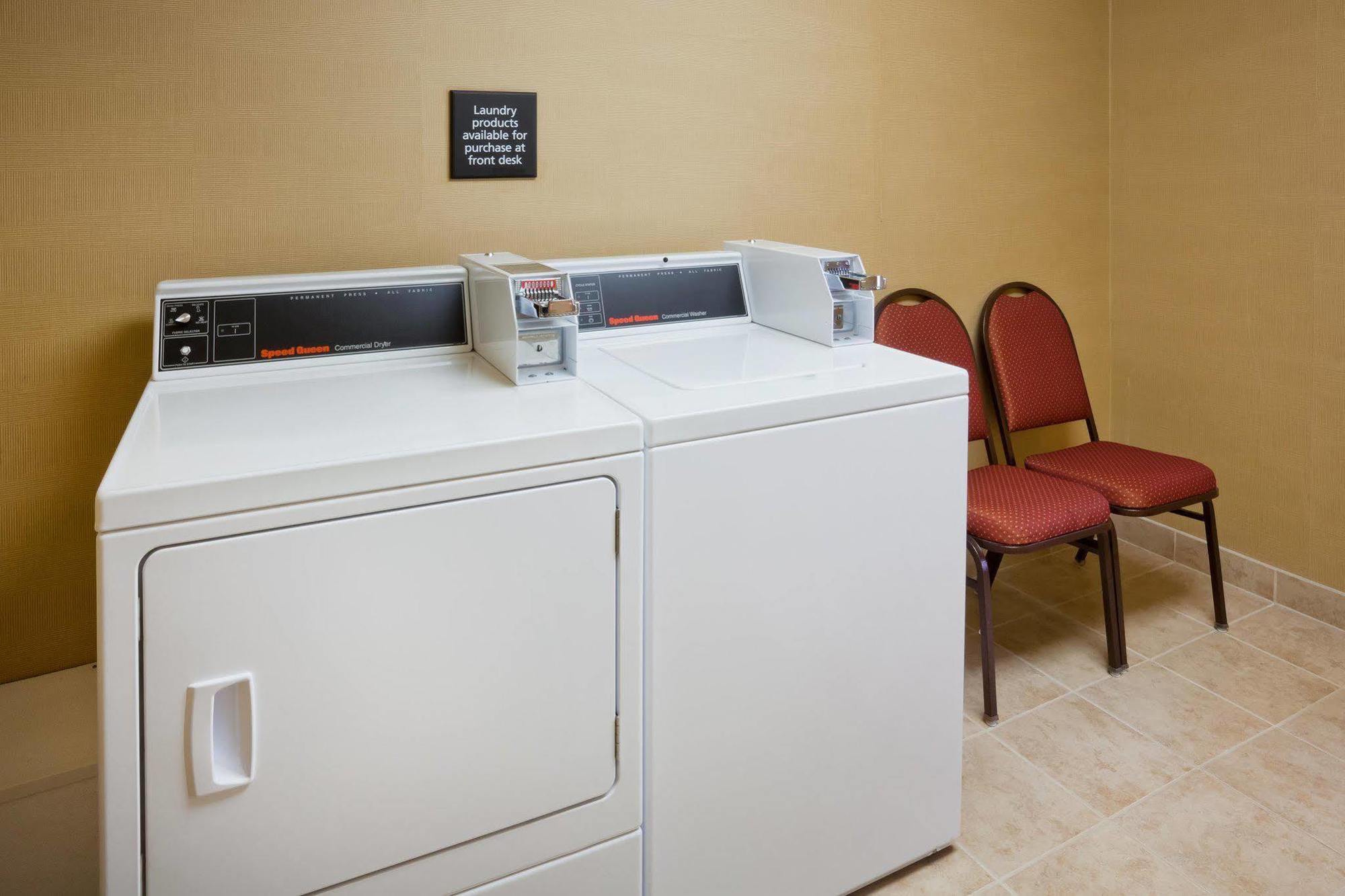 Hampton Inn Fairmont Luaran gambar